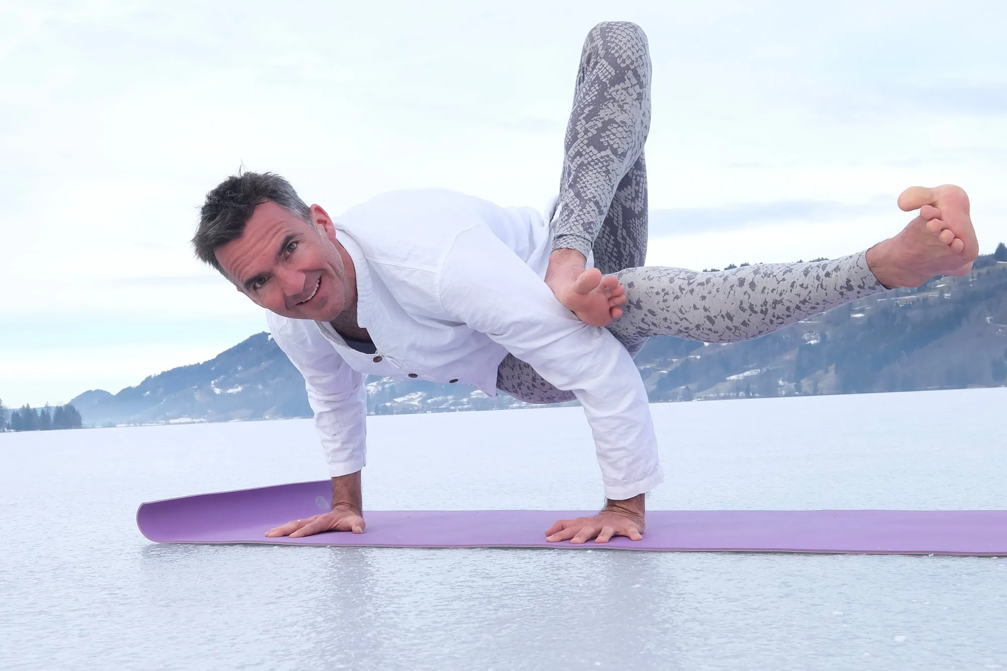 Daniel in einer Yogahaltung am Alpsee