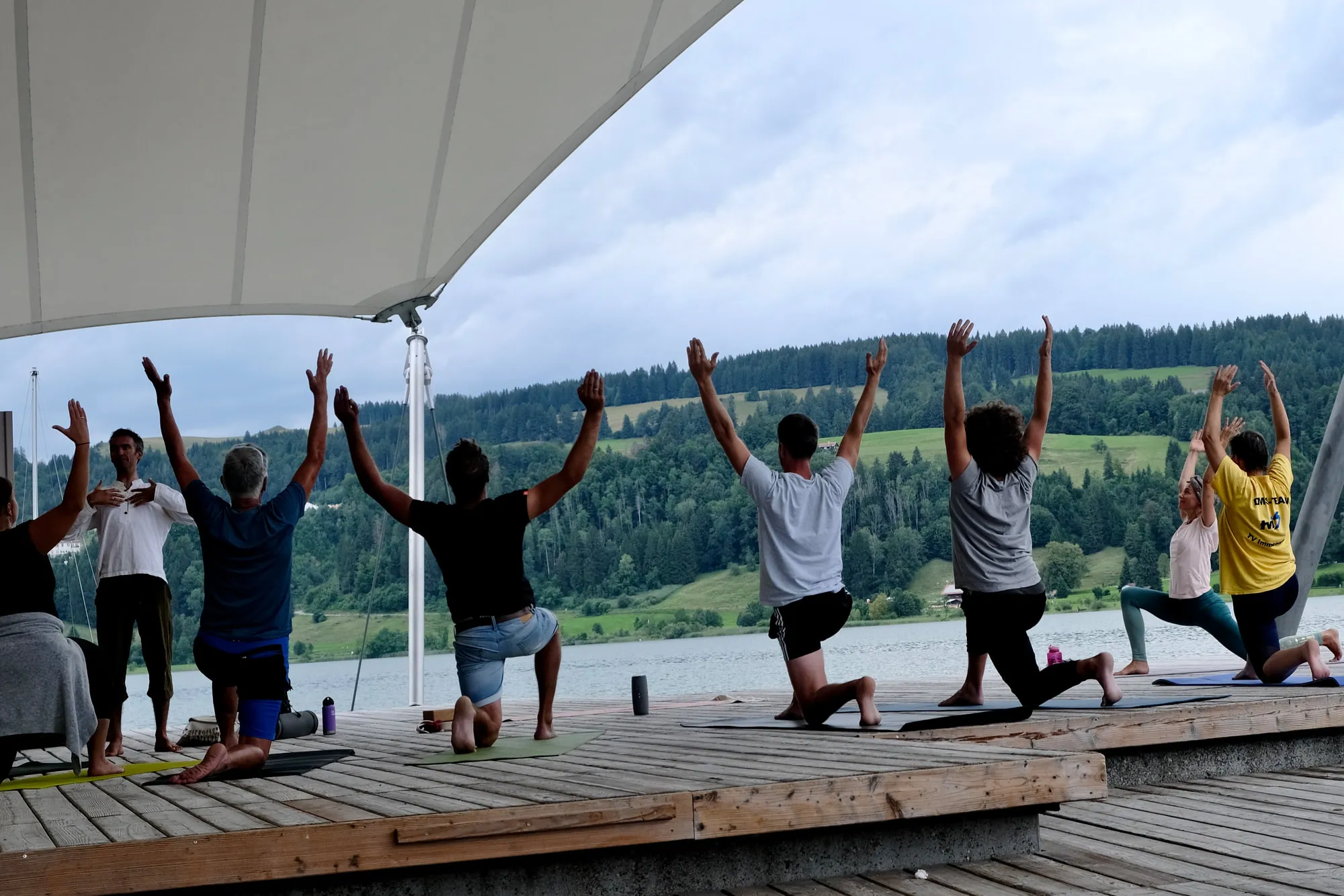 Yogaklasse auf der Seebühne am Alpsee