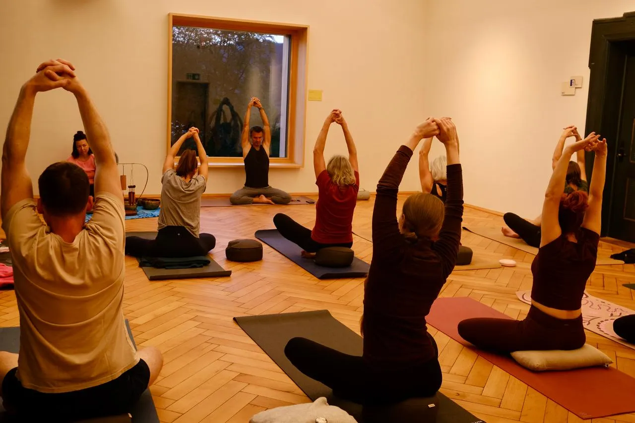 Yogaklasse mit Daniel im Dorfsaal der Alten Schule Bühl