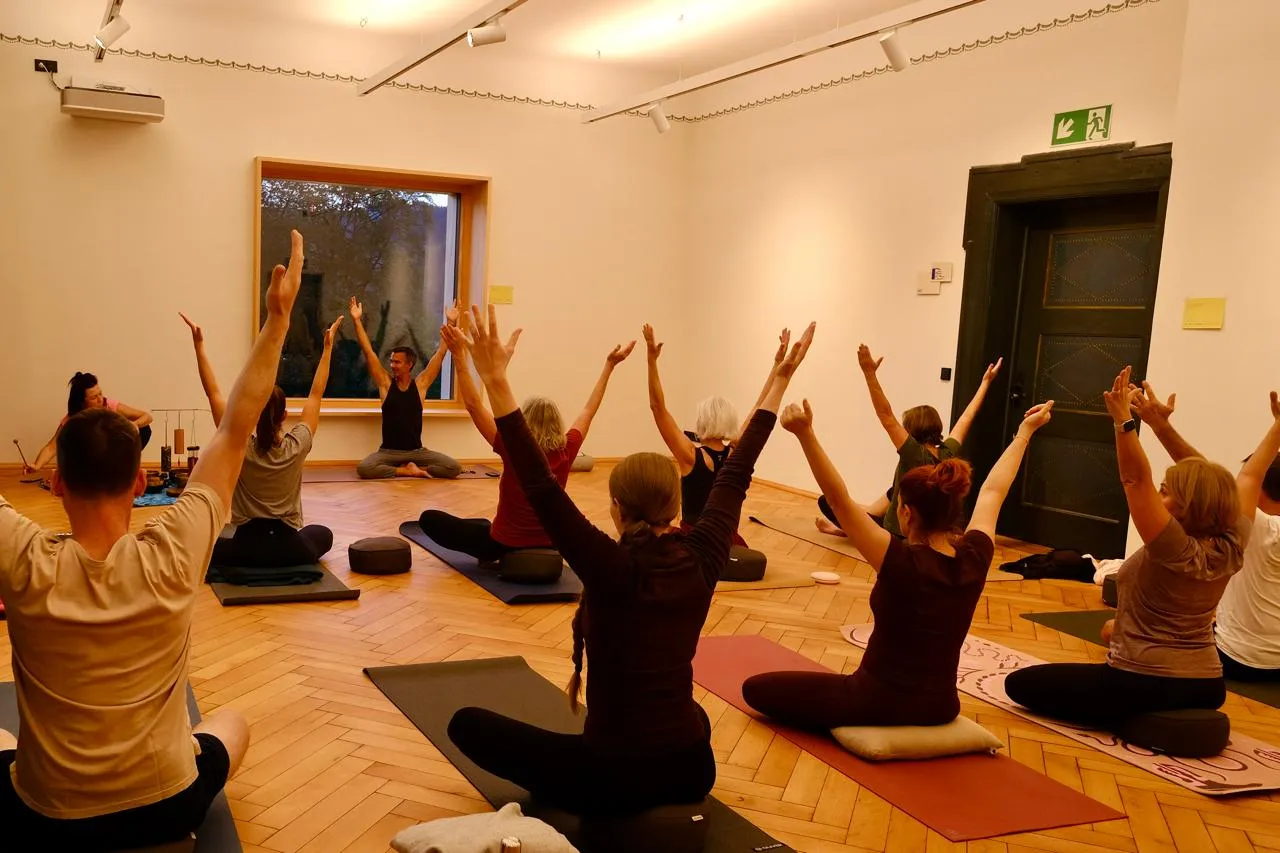 Yogaklasse im Dorfsaal der Alten Schule Bühl